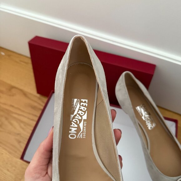 NWT Salvatore Ferragamo Vara 3cm Pumps Rhinoceros Gray Suede Calf Leather 40.5 - Picture 4 of 10